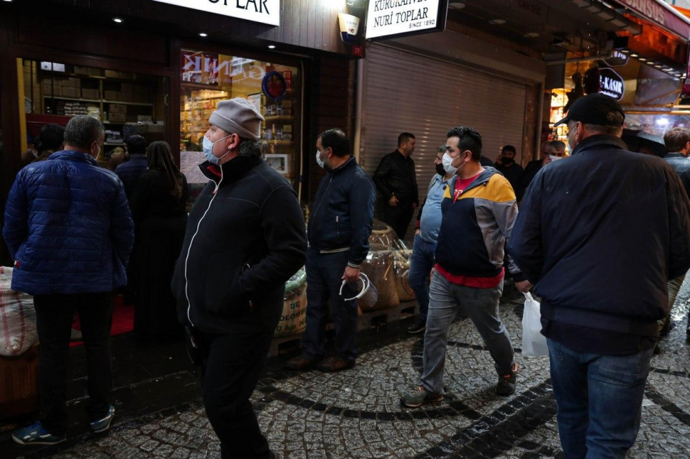 Eminönü'nde alışveriş yoğunluğu, sosyal mesafe hiçe sayıldı! 4