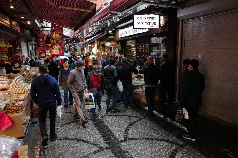 Eminönü'nde alışveriş yoğunluğu, sosyal mesafe hiçe sayıldı! 5