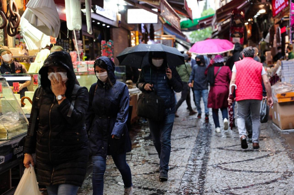 Eminönü'nde alışveriş yoğunluğu, sosyal mesafe hiçe sayıldı! 6