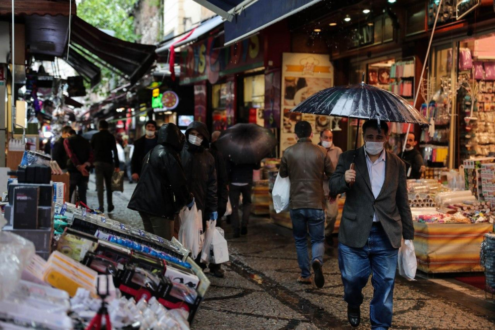 Eminönü'nde alışveriş yoğunluğu, sosyal mesafe hiçe sayıldı! 7