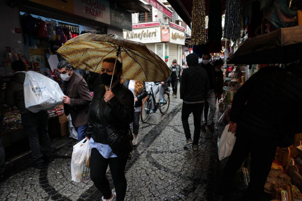 Eminönü'nde alışveriş yoğunluğu, sosyal mesafe hiçe sayıldı! 8