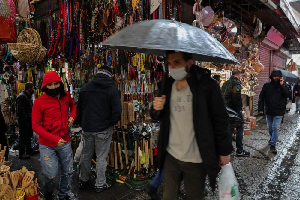 Eminönü'nde alışveriş yoğunluğu, sosyal mesafe hiçe sayıldı! 9