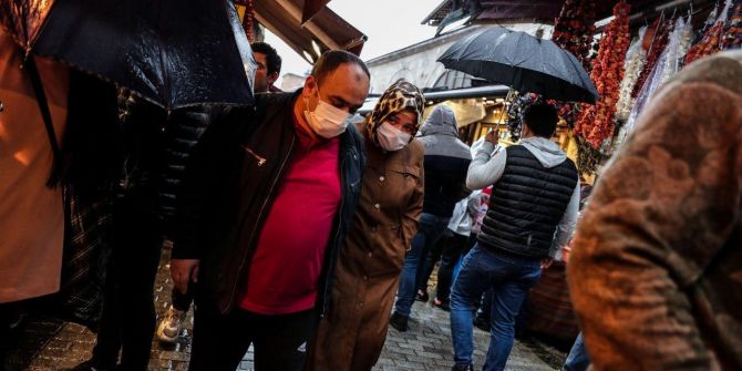 Eminönü'nde alışveriş yoğunluğu, sosyal mesafe hiçe sayıldı!