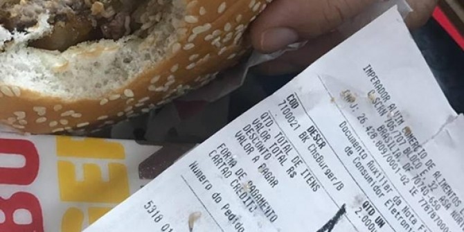 Ünlü markanın hamburgerin içinden  bakın ne çıktı? | Hamburger severlere