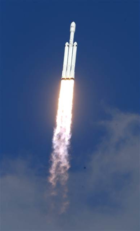 Uzay Tarihinde Bu Bir  İlk | Falcon Heavy Roketi  Tesla Yükü İle  Birlik 12