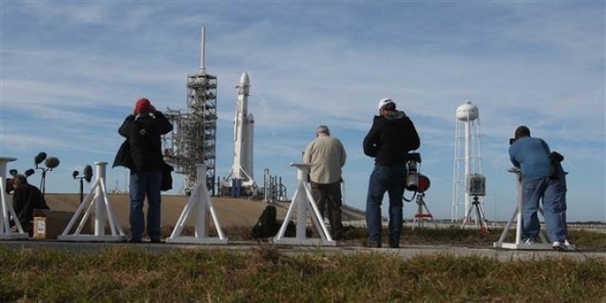 Uzay Tarihinde Bu Bir  İlk | Falcon Heavy Roketi  Tesla Yükü İle  Birlik