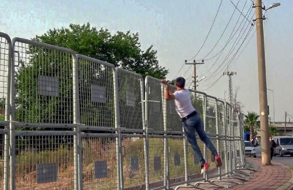 Karantinadan kaçan kişiler ile polis arasında kovalamaca! ''Terörist miyiz, torbacı mıyız'' 1