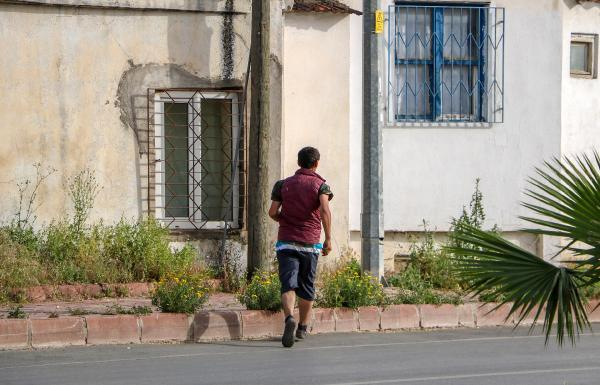 Karantinadan kaçan kişiler ile polis arasında kovalamaca! ''Terörist miyiz, torbacı mıyız'' 2