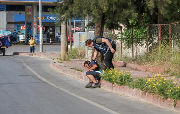 Karantinadan kaçan kişiler ile polis arasında kovalamaca! ''Terörist miyiz, torbacı mıyız'' 4