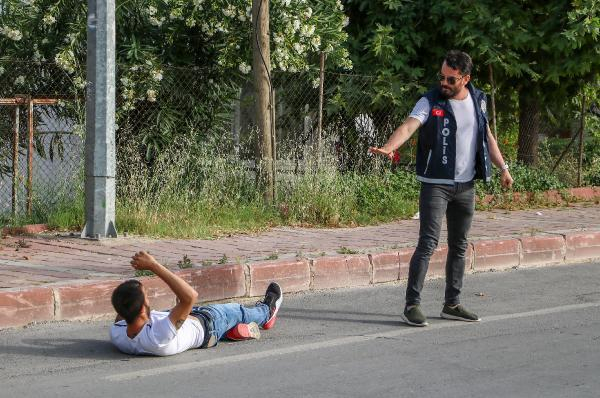 Karantinadan kaçan kişiler ile polis arasında kovalamaca! ''Terörist miyiz, torbacı mıyız'' 6