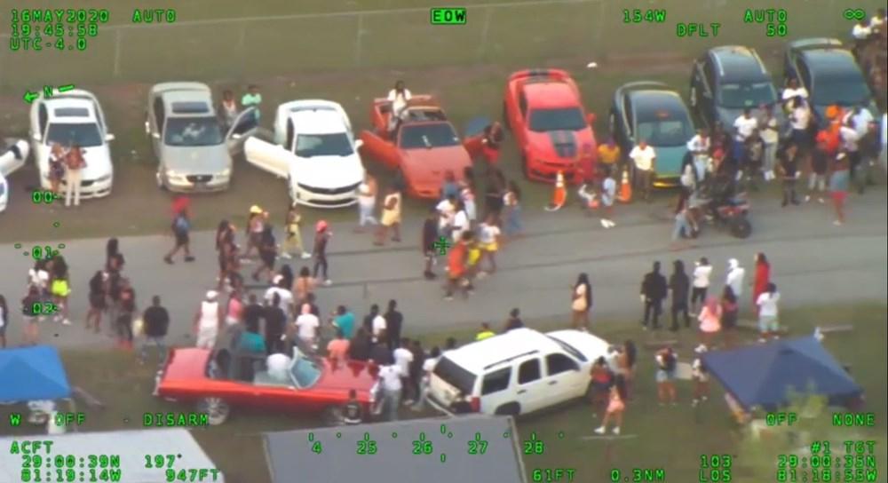 Koronavirüse rağmen düzenlenen sokak partisine polis baskını! 2