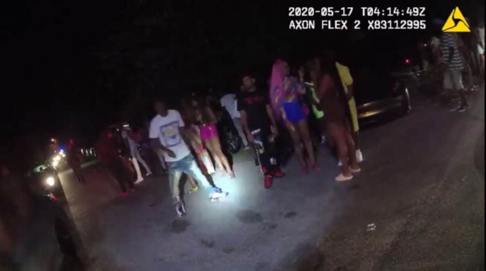 Koronavirüse rağmen düzenlenen sokak partisine polis baskını! 6