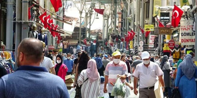 Bursa'dan korkutan manzaralar! Bayram alışverişi koronavirüsü unutturdu