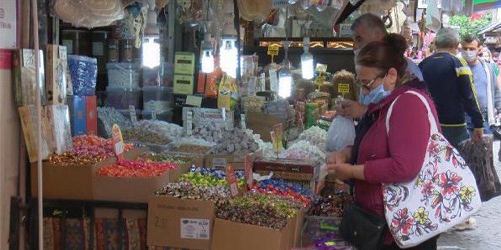 Eminönü bayram alışverişine gelenlerle doldu 1