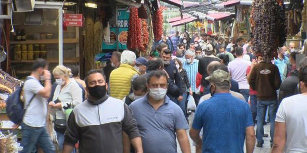 Eminönü bayram alışverişine gelenlerle doldu 10