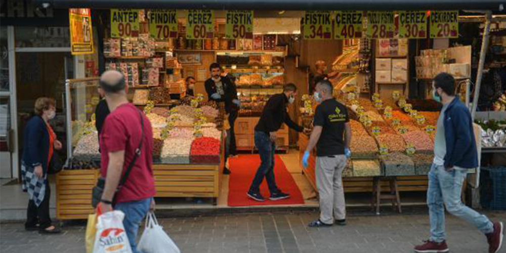 Eminönü bayram alışverişine gelenlerle doldu 13