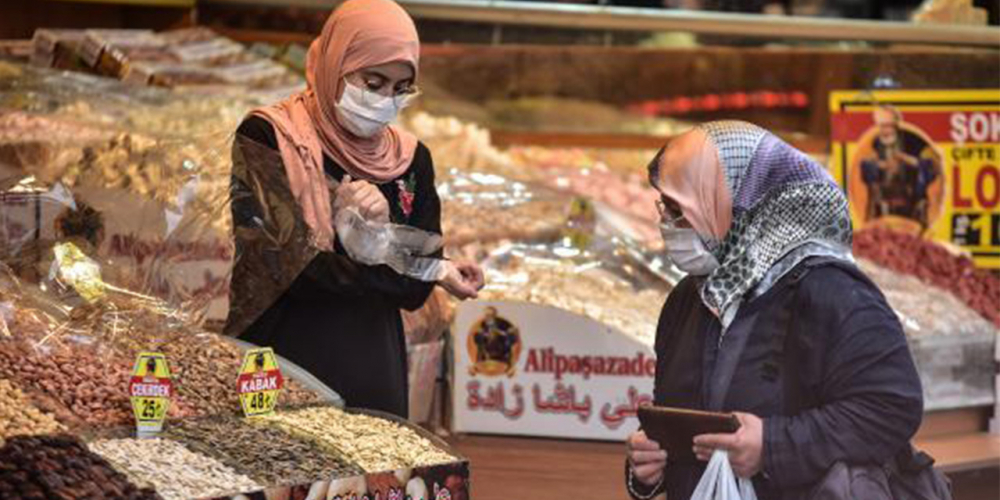 Eminönü bayram alışverişine gelenlerle doldu 8