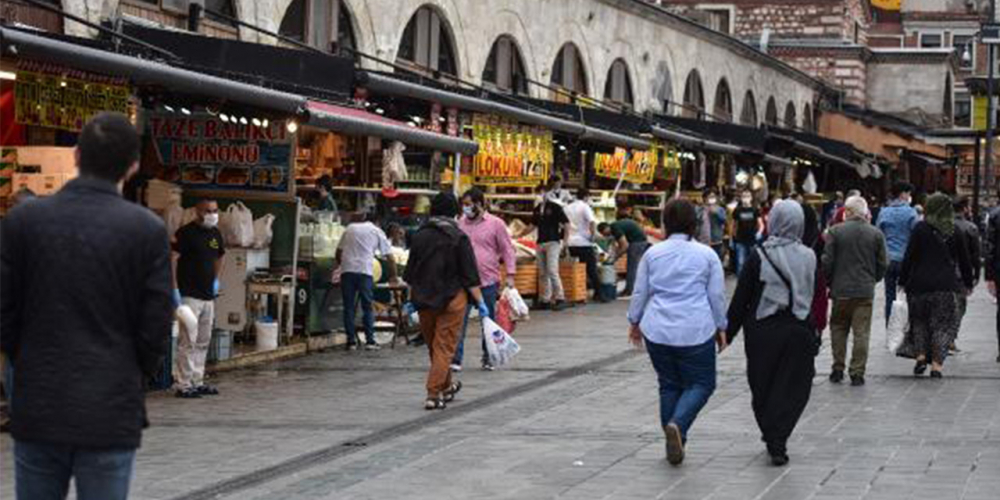 Eminönü bayram alışverişine gelenlerle doldu 9