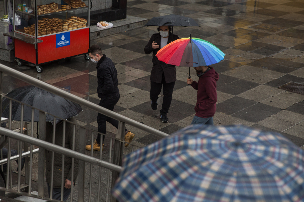 İstanbul güne yağmurla 'merhaba' dedi 12