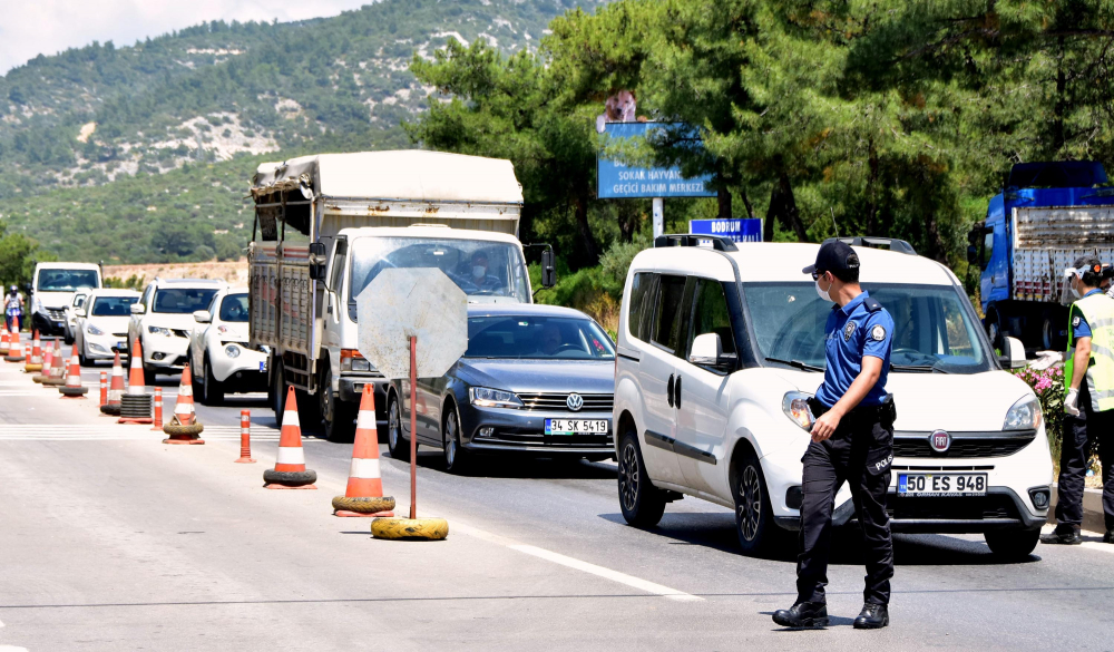 Tatilciler Bodrum'a akın etti! 10 bin araç şehre giriş yaptı 2