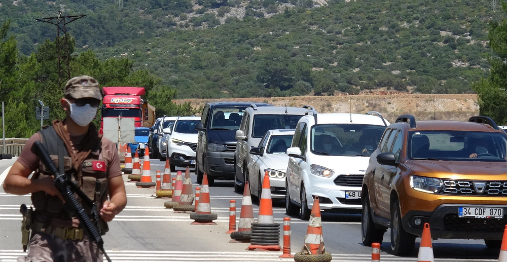 Tatilciler Bodrum'a akın etti! 10 bin araç şehre giriş yaptı 3