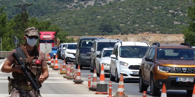 Tatilciler Bodrum'a akın etti! 10 bin araç şehre giriş yaptı