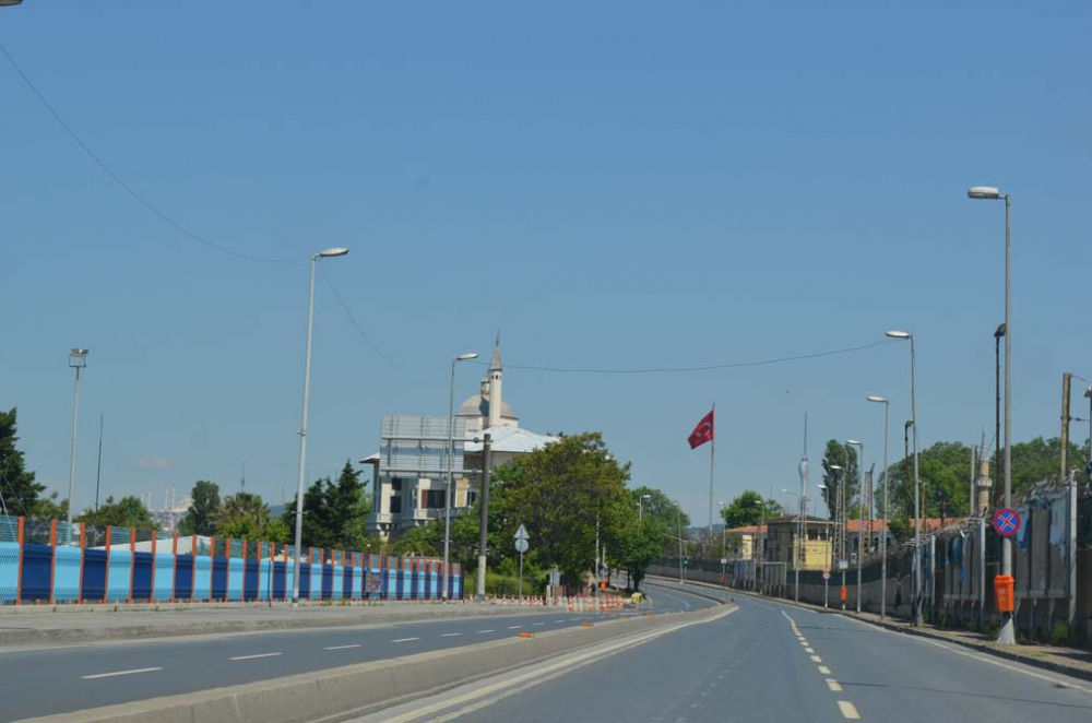 İstanbul'da tarihinin en sessiz bayramı! Sokaklar bomboş, her yer kapalı.. 16