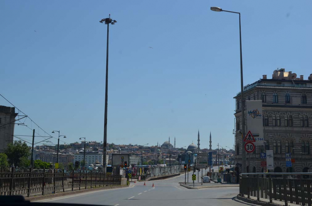 İstanbul'da tarihinin en sessiz bayramı! Sokaklar bomboş, her yer kapalı.. 18