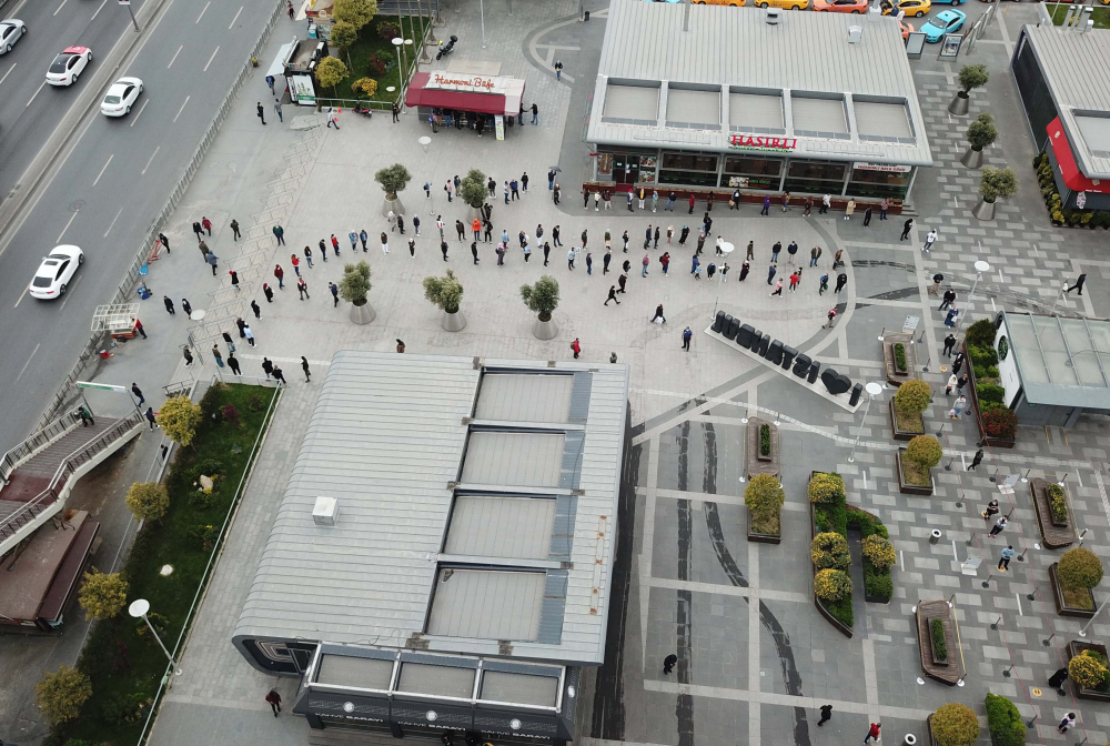 Yine aynı manzara! Vatandaşlar AVM'ye girebilmek için kuyruk oluşturdu 1