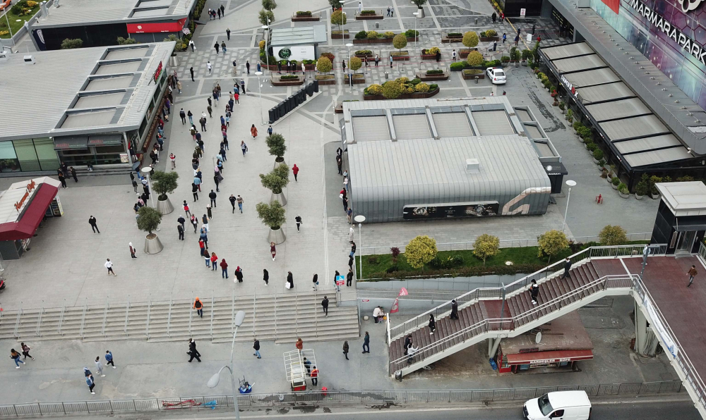 Yine aynı manzara! Vatandaşlar AVM'ye girebilmek için kuyruk oluşturdu 11