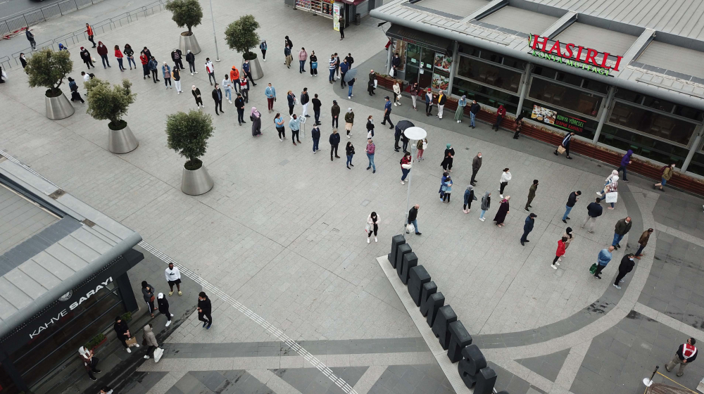 Yine aynı manzara! Vatandaşlar AVM'ye girebilmek için kuyruk oluşturdu 6