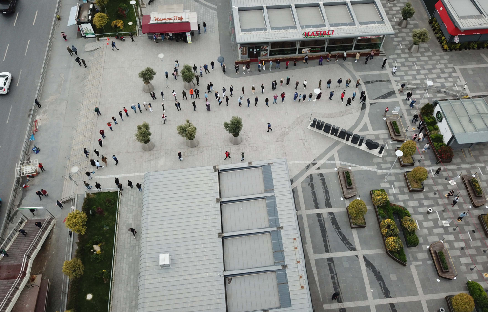 Yine aynı manzara! Vatandaşlar AVM'ye girebilmek için kuyruk oluşturdu 7