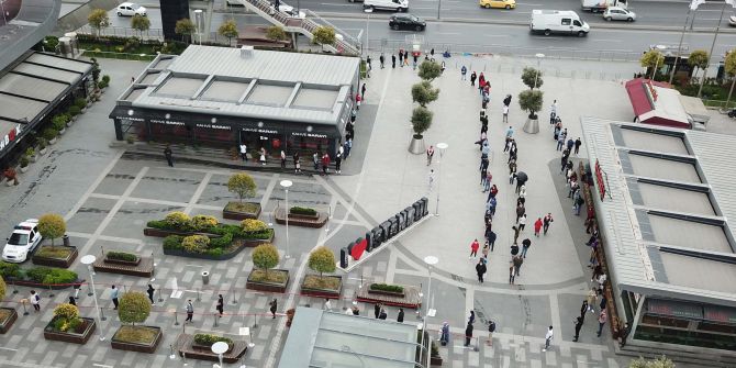 Yine aynı manzara! Vatandaşlar AVM'ye girebilmek için kuyruk oluşturdu