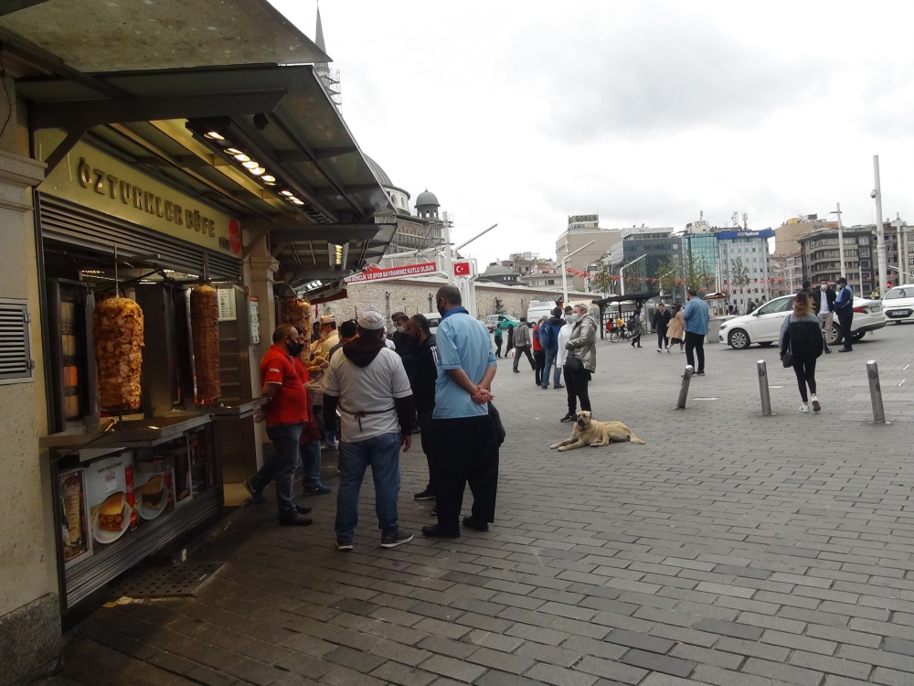 Kısıtlama sonrası Taksim Meydanı ve İstiklal Caddesi'nde hareketlilik 1