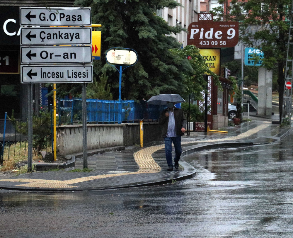 Ankara'yı sağanak vurdu! Ev ve iş yerlerini su bastı 3