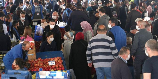 Ankara'da pazarlara sokağa çıkma kısıtlaması öncesi akın ettiler