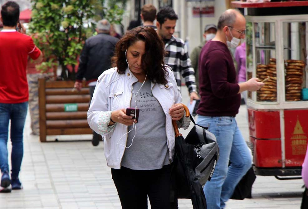 İstiklal Caddesi'nde koronavirüs kuralları unutuldu 2