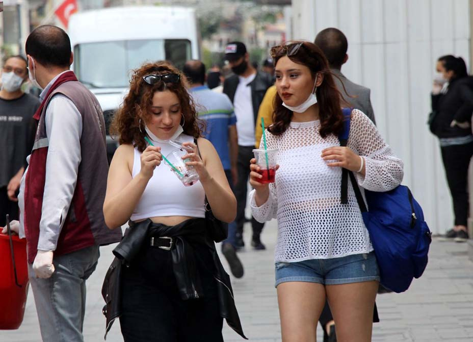 İstiklal Caddesi'nde koronavirüs kuralları unutuldu 4