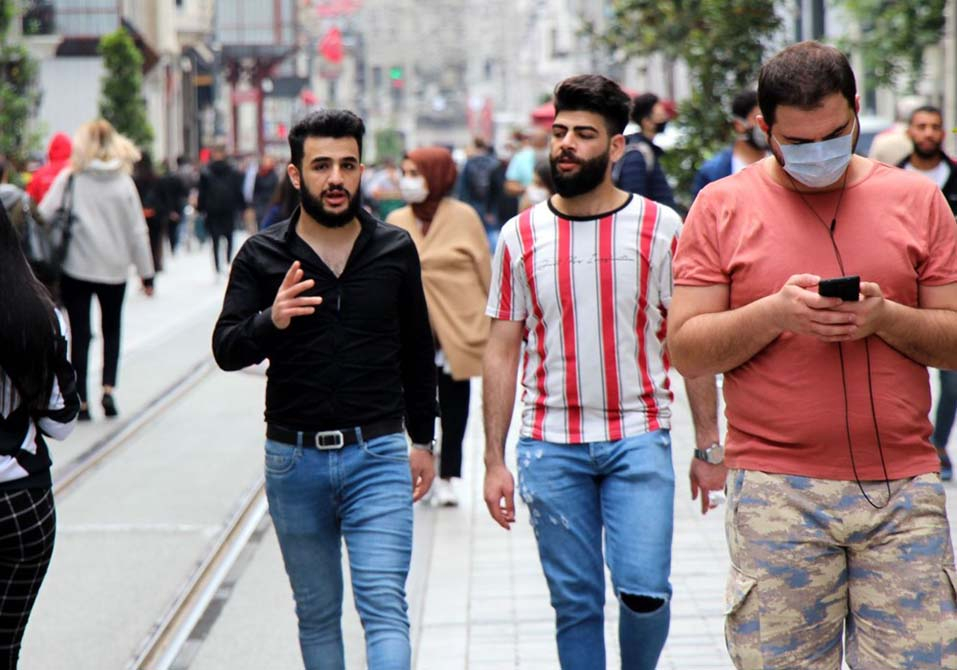 İstiklal Caddesi'nde koronavirüs kuralları unutuldu 5