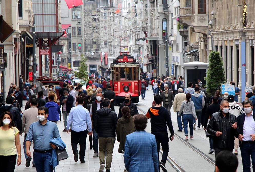 İstiklal Caddesi'nde koronavirüs kuralları unutuldu 7