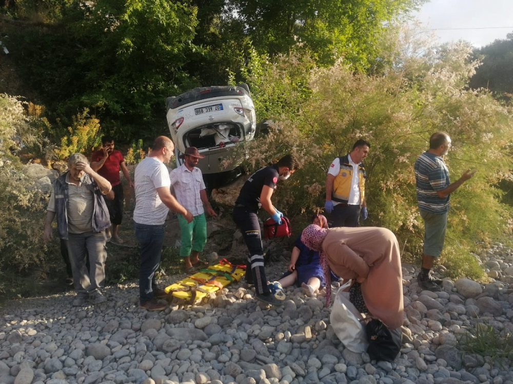 Korkunç kaza! Kafa kafaya çarpışan araçlardan fırlayan yolcular çaya uçtu 1