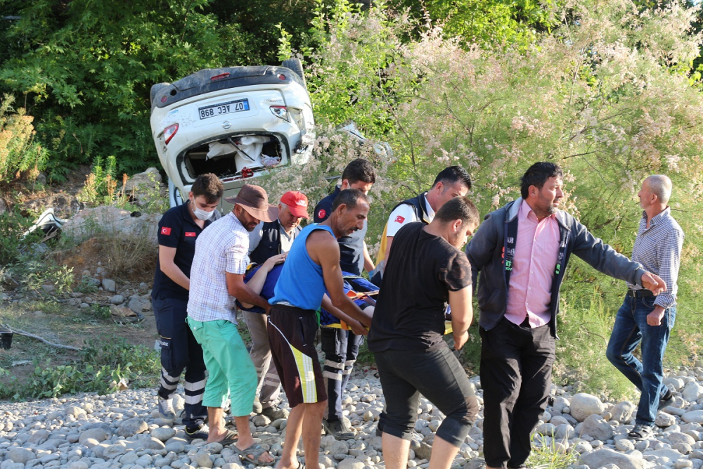 Korkunç kaza! Kafa kafaya çarpışan araçlardan fırlayan yolcular çaya uçtu 3