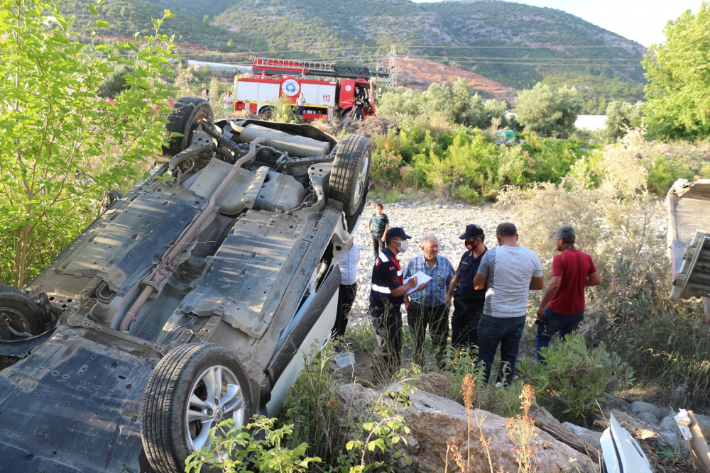 Korkunç kaza! Kafa kafaya çarpışan araçlardan fırlayan yolcular çaya uçtu 5