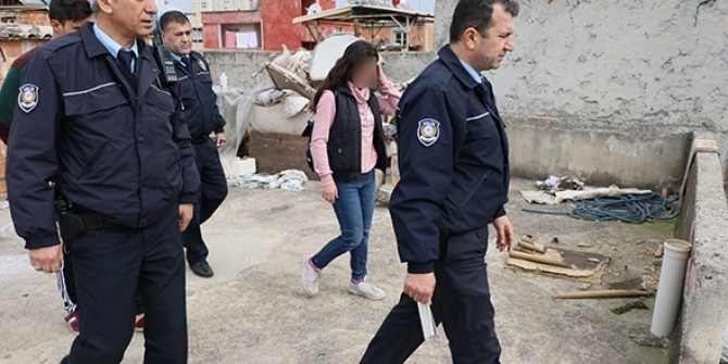 Çatıdan gelen çığlık polisi alarma geçirdi! 19 yaşındaki kız...