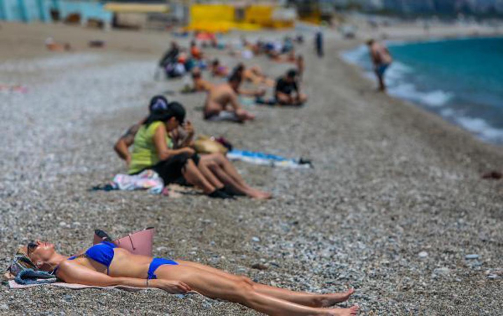 Yasak kalkınca Konyaaltı plajına akın ettiler! Koronavirüs sonrası ilk tatil 11