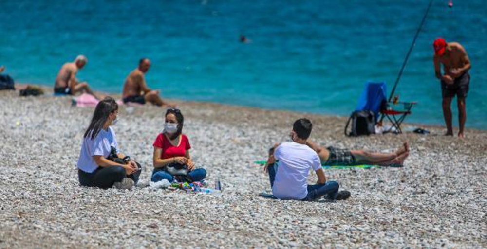 Yasak kalkınca Konyaaltı plajına akın ettiler! Koronavirüs sonrası ilk tatil 12