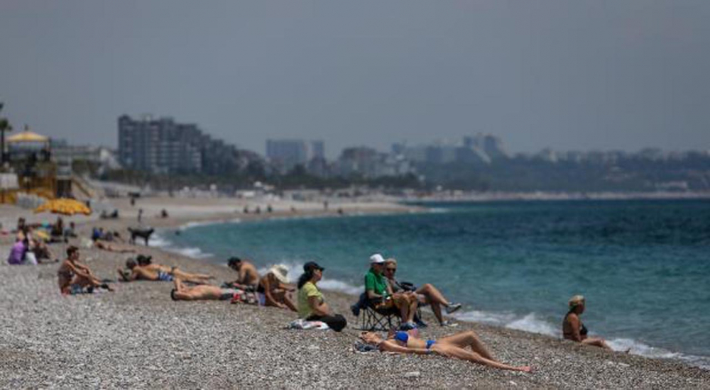 Yasak kalkınca Konyaaltı plajına akın ettiler! Koronavirüs sonrası ilk tatil 3