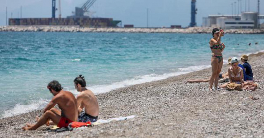 Yasak kalkınca Konyaaltı plajına akın ettiler! Koronavirüs sonrası ilk tatil 4