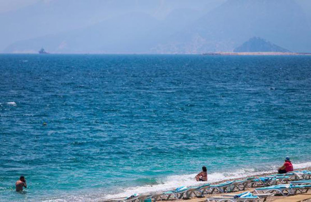 Yasak kalkınca Konyaaltı plajına akın ettiler! Koronavirüs sonrası ilk tatil 5