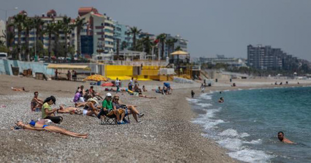 Yasak kalkınca Konyaaltı plajına akın ettiler! Koronavirüs sonrası ilk tatil 6